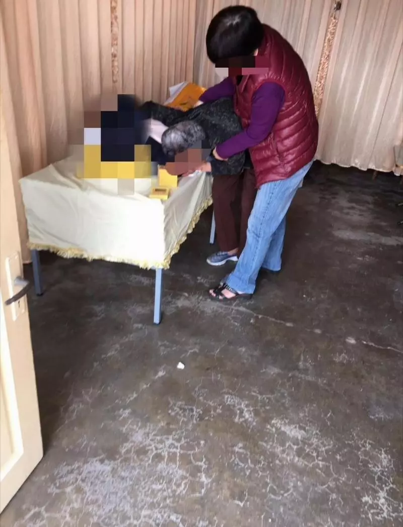 白髮人送黑髮人!98歲老奶奶「緊抱兒子大體」哀嚎「我的心肝兒啊…」送行人都跟著淚崩了!