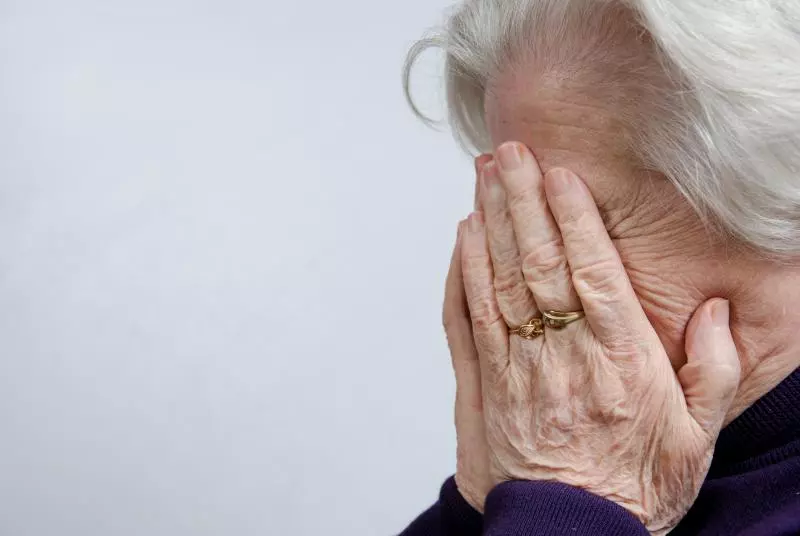 白髮人送黑髮人!98歲老奶奶「緊抱兒子大體」哀嚎「我的心肝兒啊…」送行人都跟著淚崩了!
