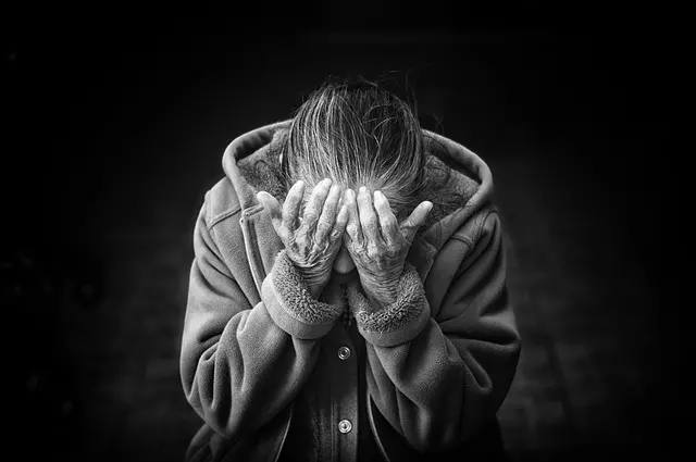白髮人送黑髮人!98歲老奶奶「緊抱兒子大體」哀嚎「我的心肝兒啊…」送行人都跟著淚崩了!