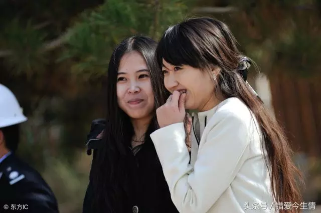 我難產住院,婆婆卻不聞不問,滿月宴看到她破手絹,我熱淚盈眶