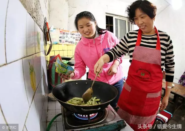 我難產住院,婆婆卻不聞不問,滿月宴看到她破手絹,我熱淚盈眶