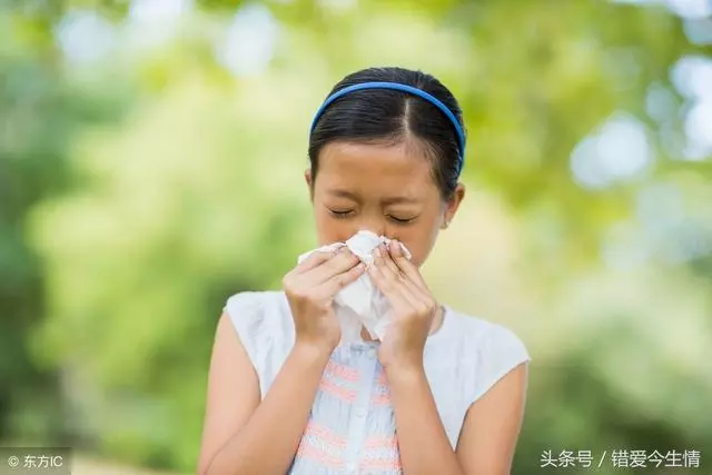 我難產住院,婆婆卻不聞不問,滿月宴看到她破手絹,我熱淚盈眶