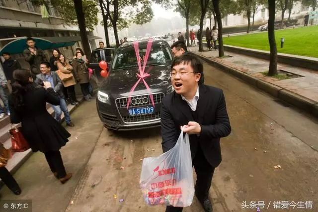買菜時碰見前妻,我提議送她回家,進屋看到家具擺設,我百感交集