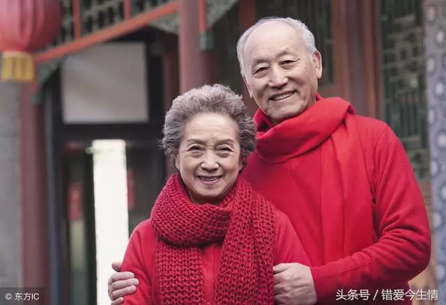 女兒嫁給如意郎君,我陪嫁婚房,開門時看到女兒的臉,我收回房子