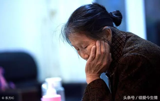 婆婆自從來家後,每次上廁所都一小時,生氣推開門,瞬間感動哭