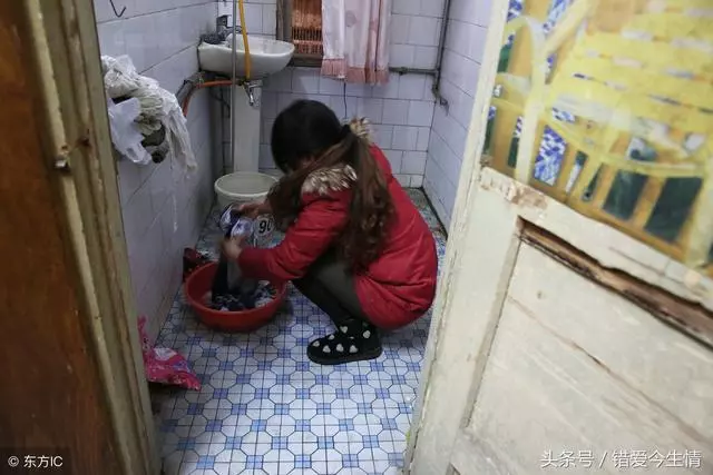 婆婆自從來家後,每次上廁所都一小時,生氣推開門,瞬間感動哭