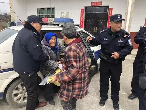 父母心!97歲母親為給七旬女兒過生日,半路…
