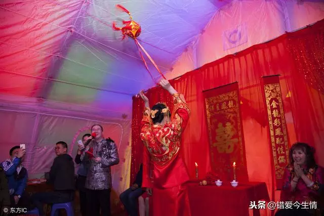 新婚夜發現老婆有疤,懷疑她生過孩子,俺怒趕她走,隔天開門蒙了