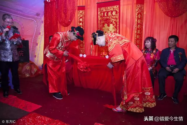新婚夜發現老婆有疤,懷疑她生過孩子,俺怒趕她走,隔天開門蒙了