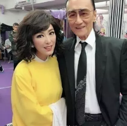 六十三歲米雪近照曝光,白嫩皮膚引熱議,而米雪也再未談婚論嫁,至今仍是孤身一人,真是一個痴情的女子啊
