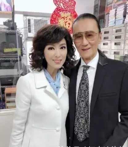 六十三歲米雪近照曝光,白嫩皮膚引熱議,而米雪也再未談婚論嫁,至今仍是孤身一人,真是一個痴情的女子啊
