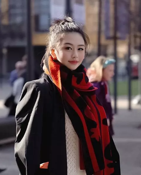 超越邱淑貞!最美星二代『沈月』狂Po時裝周美照,「小露香肩+鎖骨」惹網友暴動!