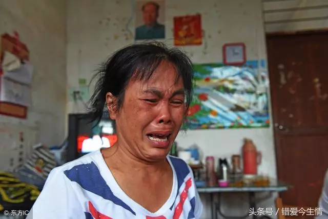大伯哥借錢不還,婆婆卻說自家人不用還,爸說句話,婆婆認慫了