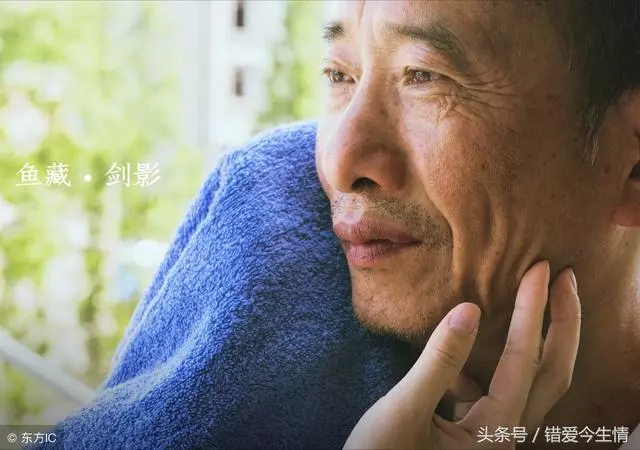 大伯哥借錢不還,婆婆卻說自家人不用還,爸說句話,婆婆認慫了