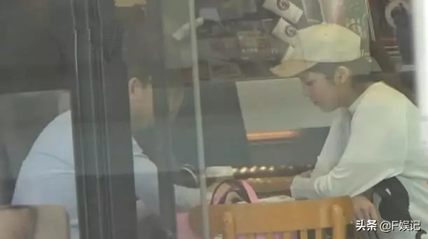 【不要命了是嗎?】這位TVB視帝的老婆是個手機控,挺著孕肚過馬路時顧著玩手機!