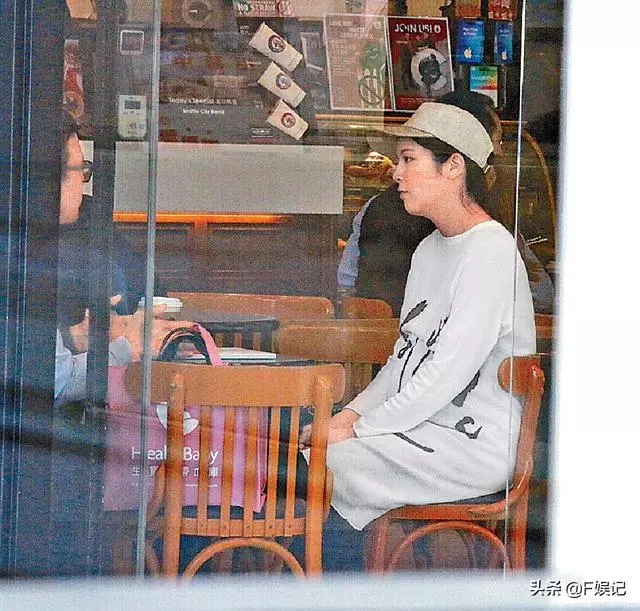 【不要命了是嗎?】這位TVB視帝的老婆是個手機控,挺著孕肚過馬路時顧著玩手機!