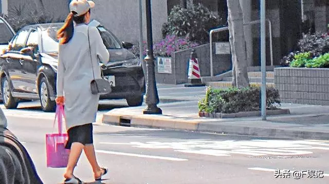 【不要命了是嗎?】這位TVB視帝的老婆是個手機控,挺著孕肚過馬路時顧著玩手機!