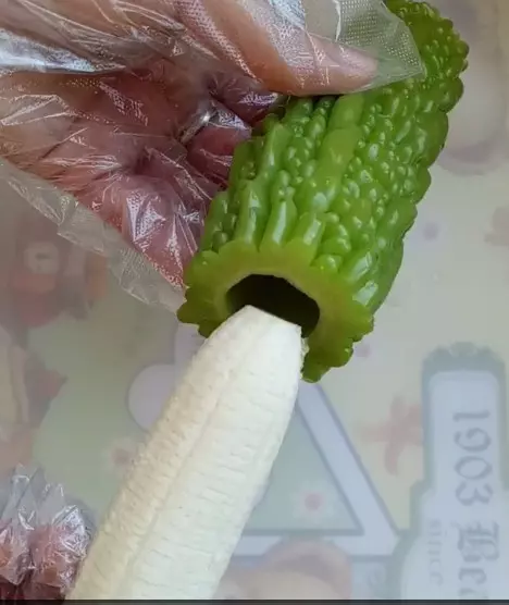 男子將香蕉插進苦瓜裡,接下來的一幕令人驚豔