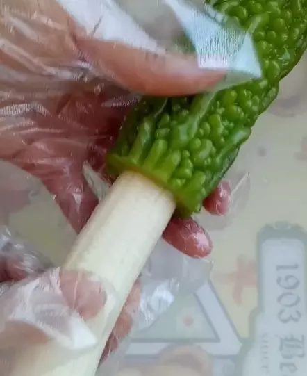 男子將香蕉插進苦瓜裡,接下來的一幕令人驚豔