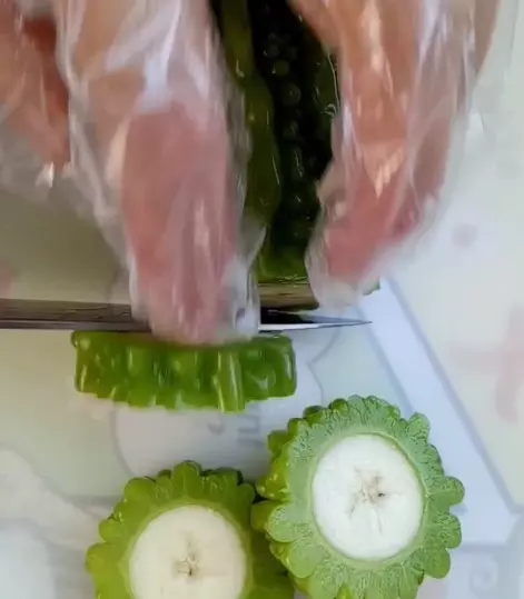 男子將香蕉插進苦瓜裡,接下來的一幕令人驚豔