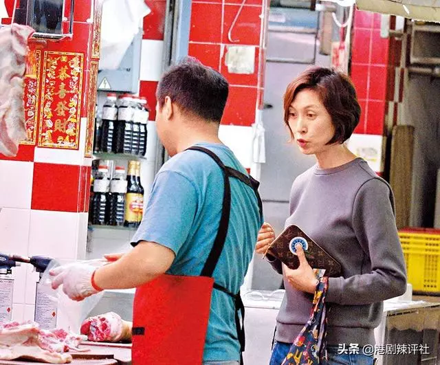 51歲郭藹明素顏買菜被贊靚女,親自買裝修建材,曾拒TVB復出邀請