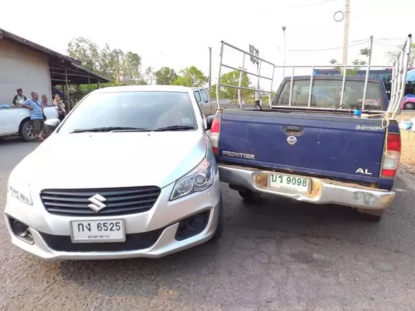 狗狗掛空擋倒皮卡撞壞轎車 !