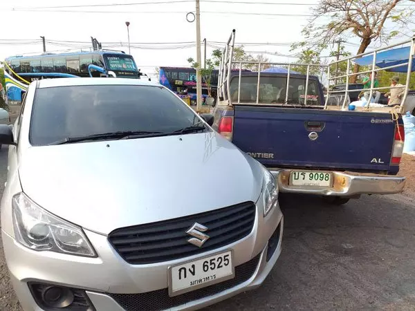 狗狗掛空擋倒皮卡撞壞轎車 !