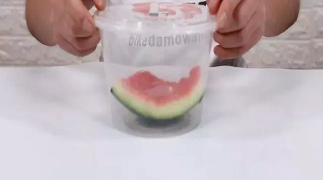白糖和香皂放在一起太實用,解決了家家戶戶的問題,看完趕緊試試