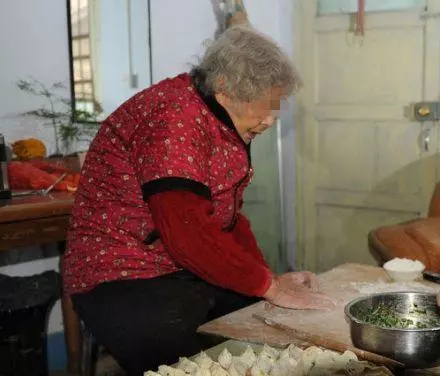 媽媽離世前逼女兒咽下一碗韭菜餃子,5年後女兒才知真相,跪在墳前痛哭