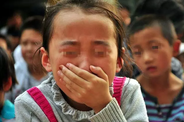 媽媽離世前逼女兒咽下一碗韭菜餃子,5年後女兒才知真相,跪在墳前痛哭