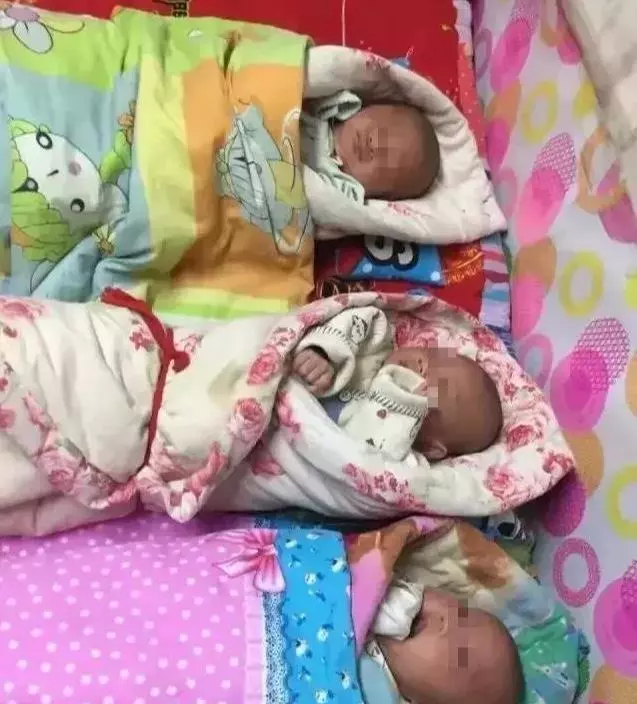 26歲產婦生3胞胎,產婦卻拋下孩子消失,看到字條丈夫落淚