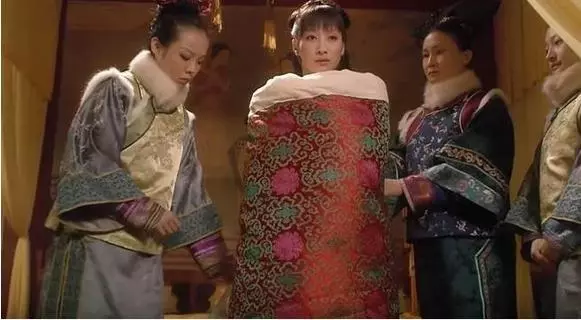 清朝嬪妃侍寢的時候,為何要要被太監扒光裹著被子抬進去??