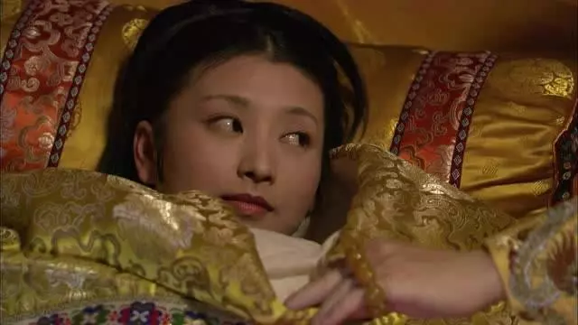 清朝嬪妃侍寢的時候,為何要要被太監扒光裹著被子抬進去??