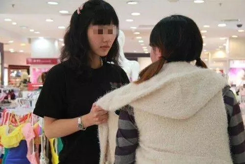 村婦給女兒買衣服,店員冷嘲熱諷,老闆來了開除了店員,她愣住了