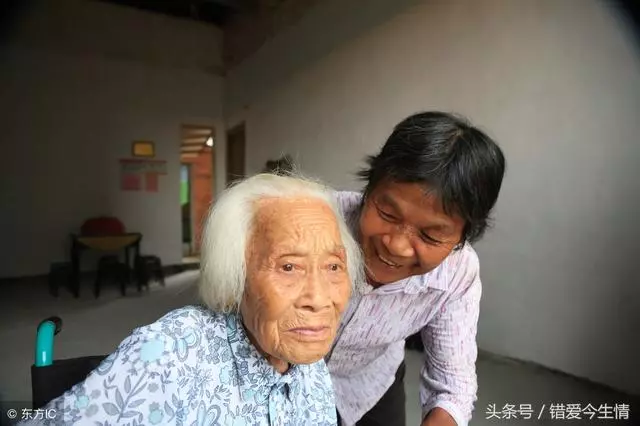 母親去世老婆卻報旅遊團,我怒提離婚,看到女兒,恨不得母親亂葬