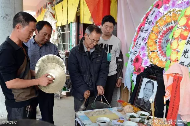 母親去世老婆卻報旅遊團,我怒提離婚,看到女兒,恨不得母親亂葬