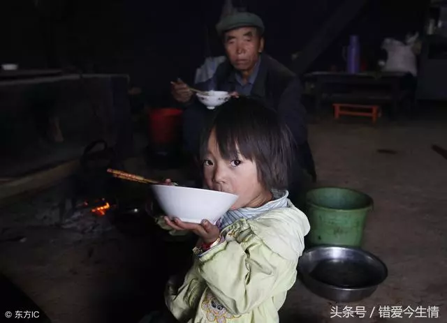 母親去世老婆卻報旅遊團,我怒提離婚,看到女兒,恨不得母親亂葬