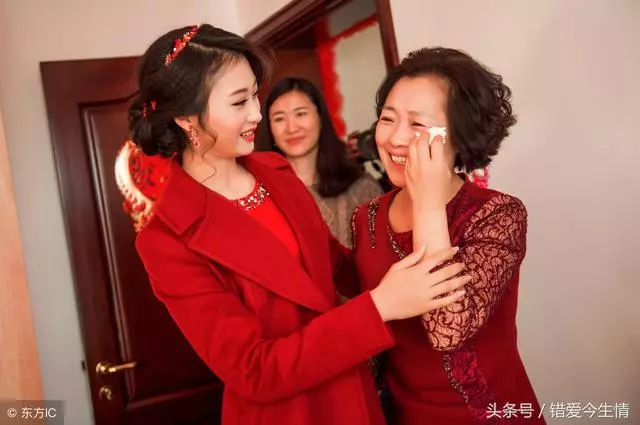 養母待我如親生,結婚前瞅見她給菩薩上香禱告,轉身我連夜逃跑