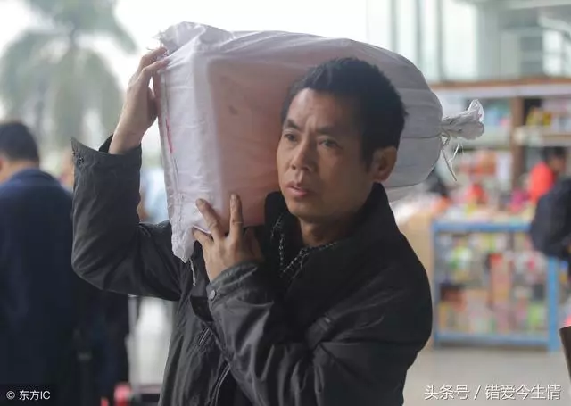 老公出差托我照顧公公,臨睡前給他送牛奶,瞅見電視機,我紅了臉