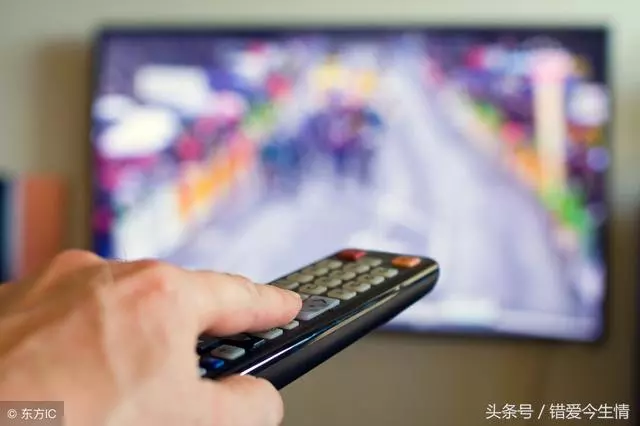 老公出差托我照顧公公,臨睡前給他送牛奶,瞅見電視機,我紅了臉
