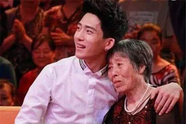 出生28天就被媽媽丟下! 靠「祖母擺攤」相依為命 今成名送她上億豪宅享福