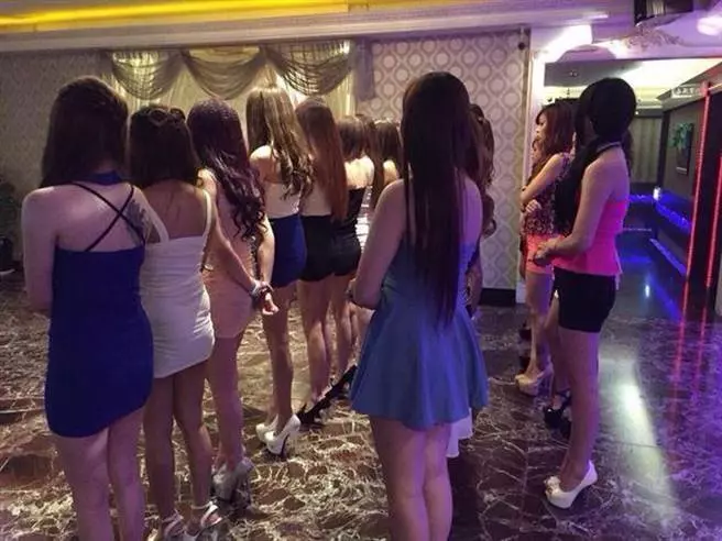 去酒店爽完!!!!居然用起乩都不付酒錢!他不斷大喊:「我乃齊天大聖爺!」 高人急奔處理「2位神明互尬」妹仔全看傻