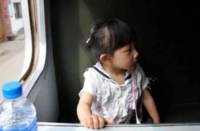 媽媽帶女兒坐火車,女兒用餐巾紙折了一隻鶴,乘務員一瞧,打了110
