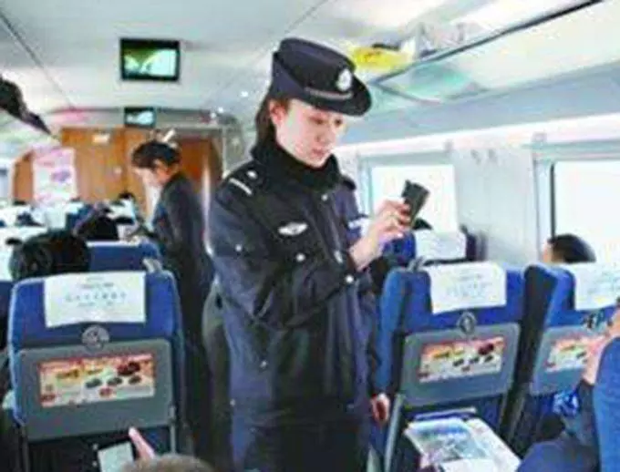 媽媽帶女兒坐火車,女兒用餐巾紙折了一隻鶴,乘務員一瞧,打了110