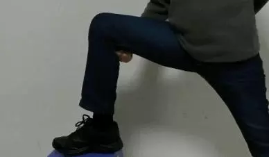 經常突然小腿抽筋,主因在於腎臟,2個動作,教你1分鐘緩解腿抽筋