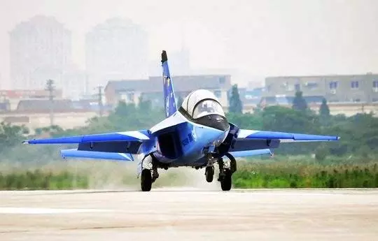 中國海軍接收最新一代戰機,吸引27國前來求購,連美軍也虛心請教