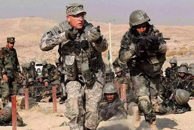 中國海軍接收最新一代戰機,吸引27國前來求購,連美軍也虛心請教