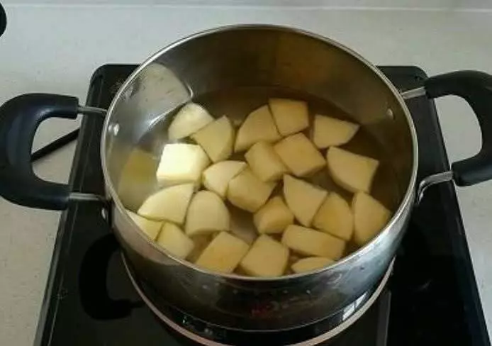 濕氣重人易胖,蘋果加一物,女人每天吃一點,排濕氣減肚腩,越吃越漂亮,全身無濕好輕鬆