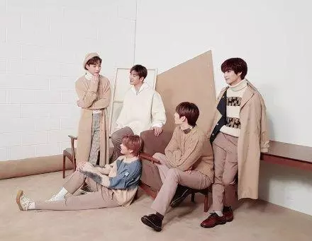 時隔三年終於完全體,旼炫回歸NU'EST,官方公布手燈造型!
