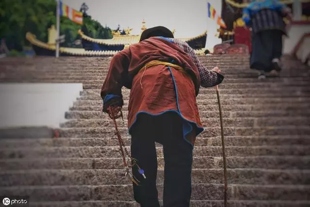一男子四歲被人拐走，十六年後他鄉討口水喝，開門的卻是自己親娘